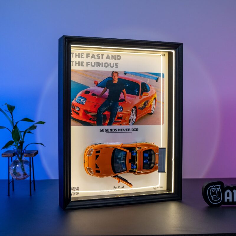 Brian Toyota Supra çerçeveli koleksiyon,Fast & Furious koleksiyon,el yapımı çerçeve,sınırlı üretim model araba,LED aydınlatmalı koleksiyon,film arabası koleksiyon,QR kodlu koleksiyon ürünü,JADA Diecast Toyota Supra | Artiviq