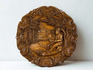 Fransız El İşçiliği Ahşap Oyma Balık Tutan Adam Duvar Tabağı – 19. Yüzyıl Başı