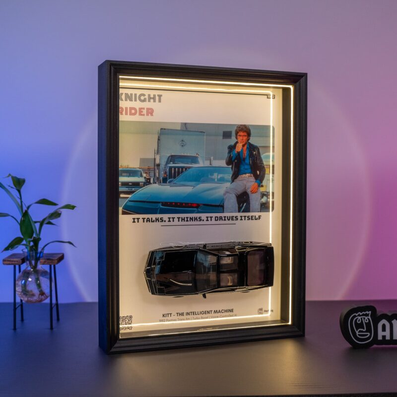 KITT 1982 Pontiac Trans Am çerçeveli koleksiyon, Knight Rider koleksiyon, el yapımı çerçeve, sınırlı üretim model araba, LED aydınlatmalı koleksiyon, film/dizi arabası koleksiyonu, QR kodlu koleksiyon ürünü, JADA Diecast KITT, KITT LED efektli koleksiyon | Artiviq