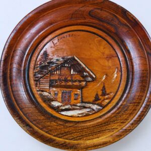 duvarda ahşap kabartma dağ evi tablo, çam ormanı detayı