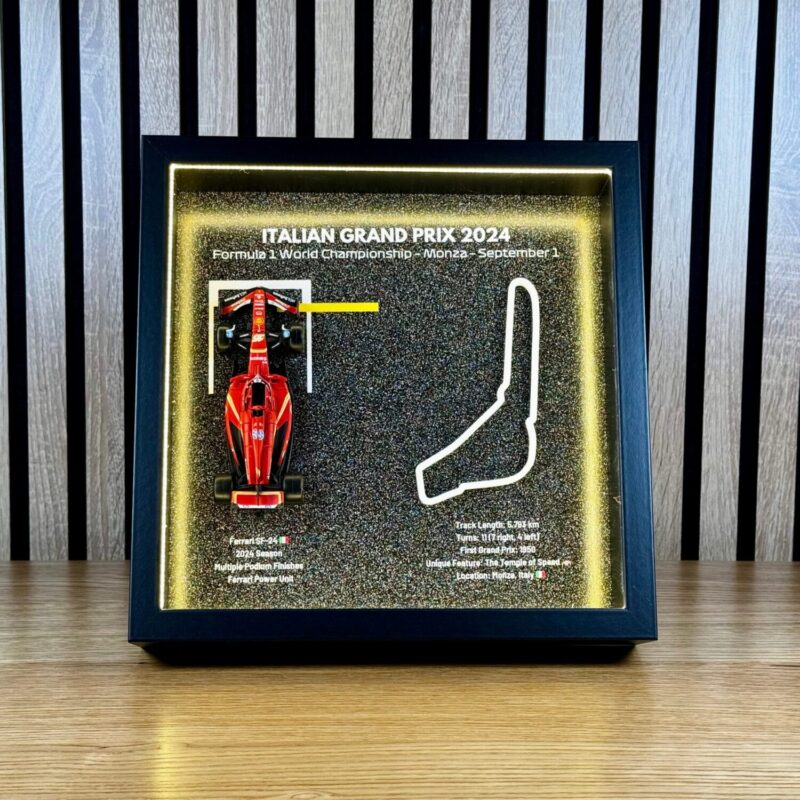 LED aydınlatmalı Formula 1 tablo, çalışma masasında 1:43 Ferrari SF-24 ile