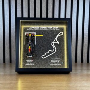 Red Bull RB20 tablo mancave rafında, LED şerit yanıyor