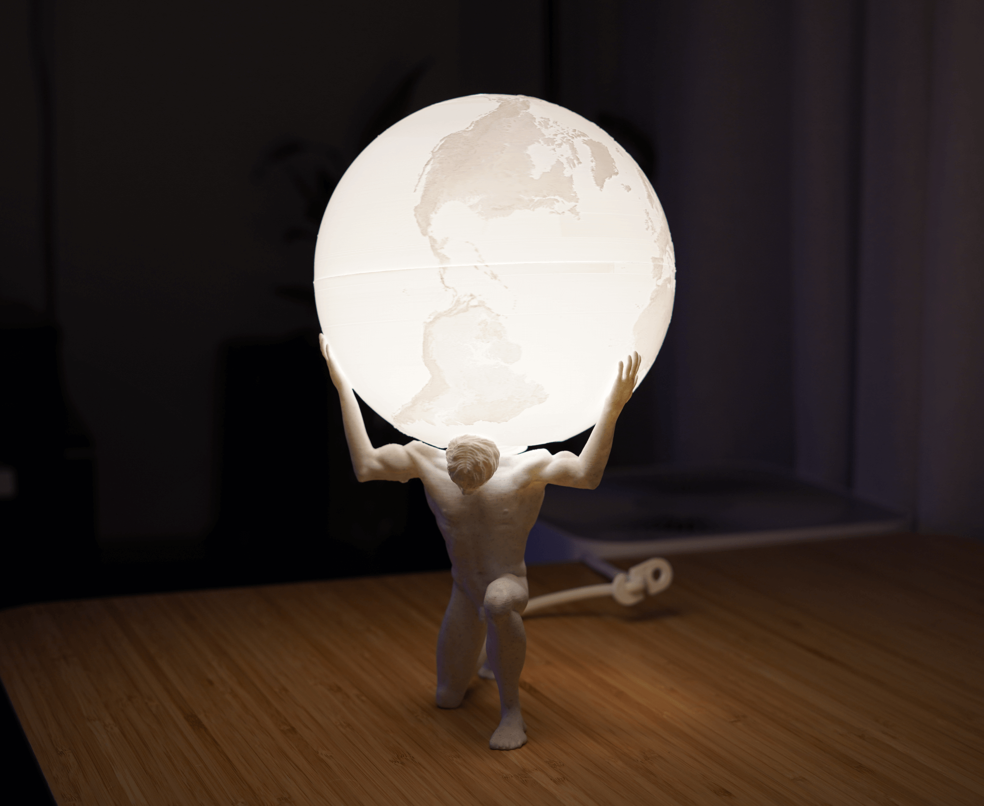 Atlas Dünya Lambası – Mermer Dokulu 3D Baskı Atlas Heykeli Tasarımlı Dekoratif Masa Lambası Atlas Dünya Lambası – Mermer Dokulu 3D Baskı Atlas Heykeli Tasarımlı Dekoratif Masa Lambası