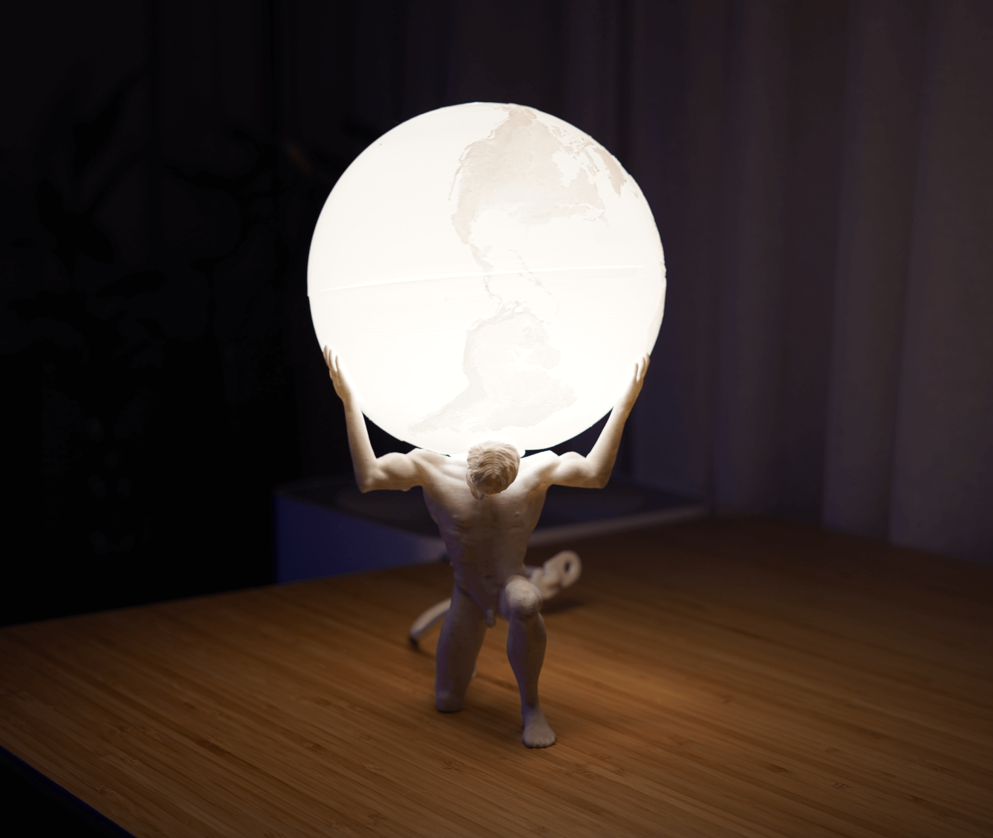 Atlas Dünya Lambası – Mermer Dokulu 3D Baskı Atlas Heykeli Tasarımlı Dekoratif Masa Lambası Atlas Dünya Lambası – Mermer Dokulu 3D Baskı Atlas Heykeli Tasarımlı Dekoratif Masa Lambası - Görsel 2