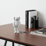 KAWS What Party Figür - Artiviq Edition - lifestyle desk