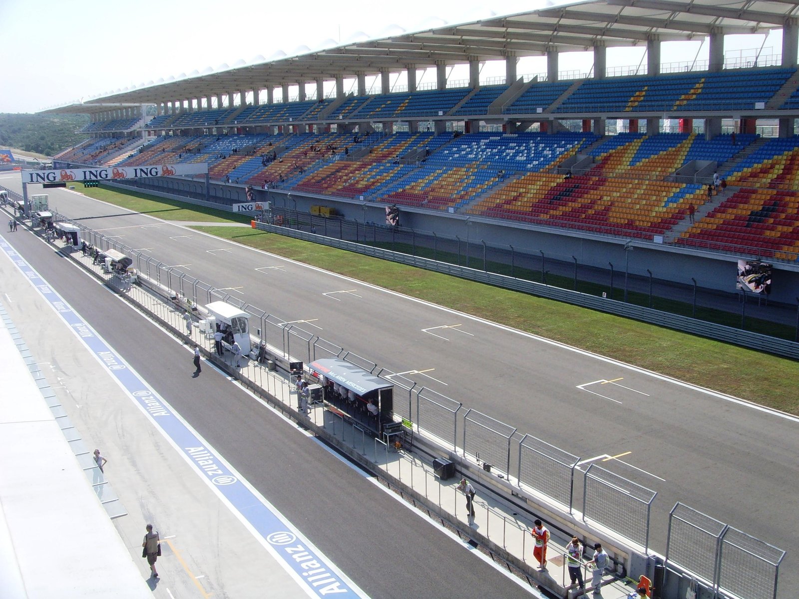 F1 Türkiye GP — Istanbul Park ana düzlük ve büyük tribün