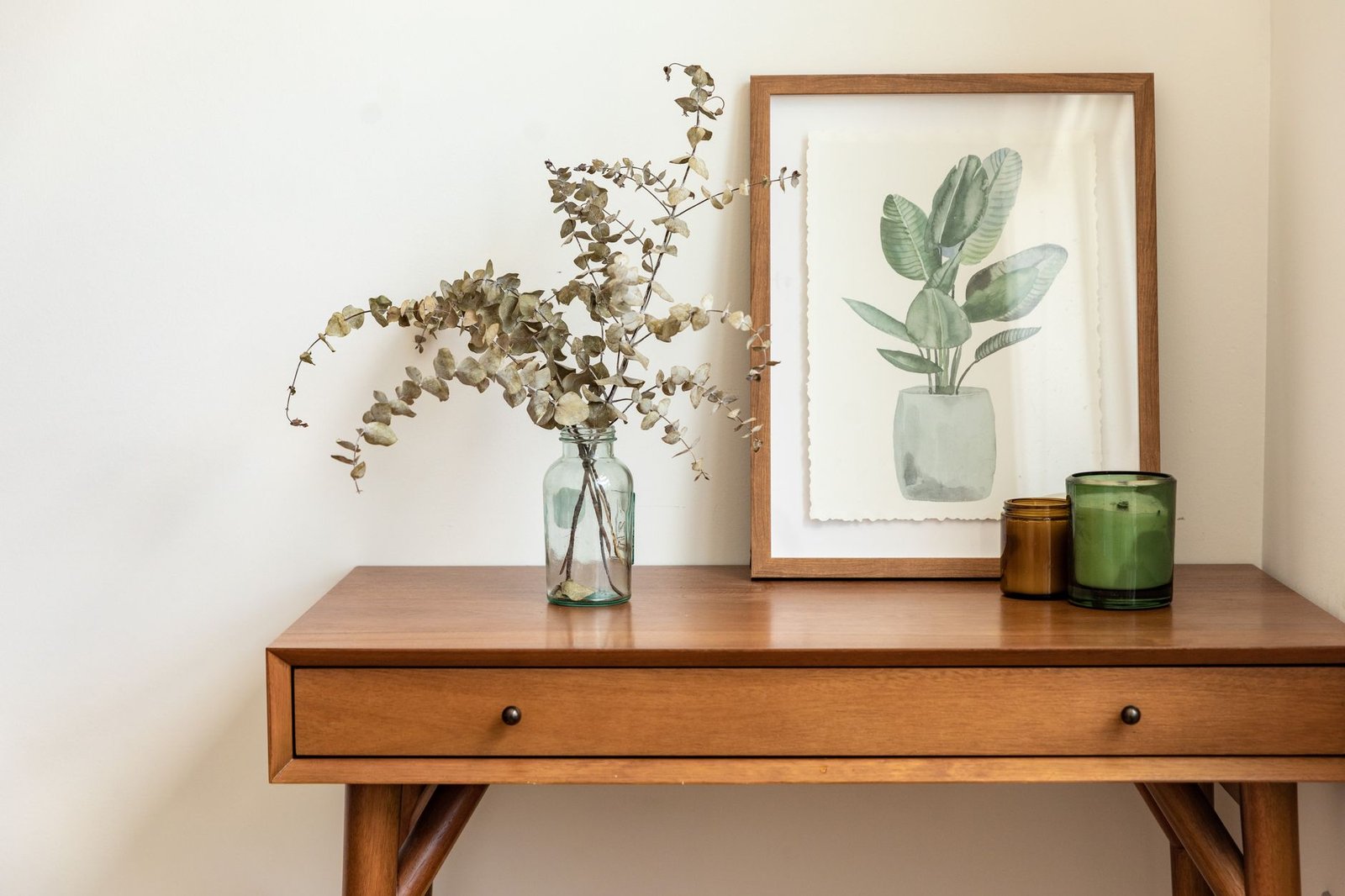 mid century vintage seramik vazo ve teak konsol kompozisyonu