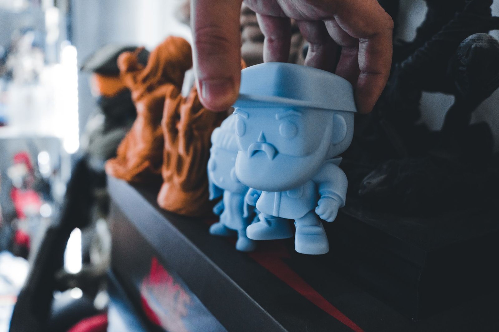 kaws figür tarzı vinil sanat objesi raf üzerinde