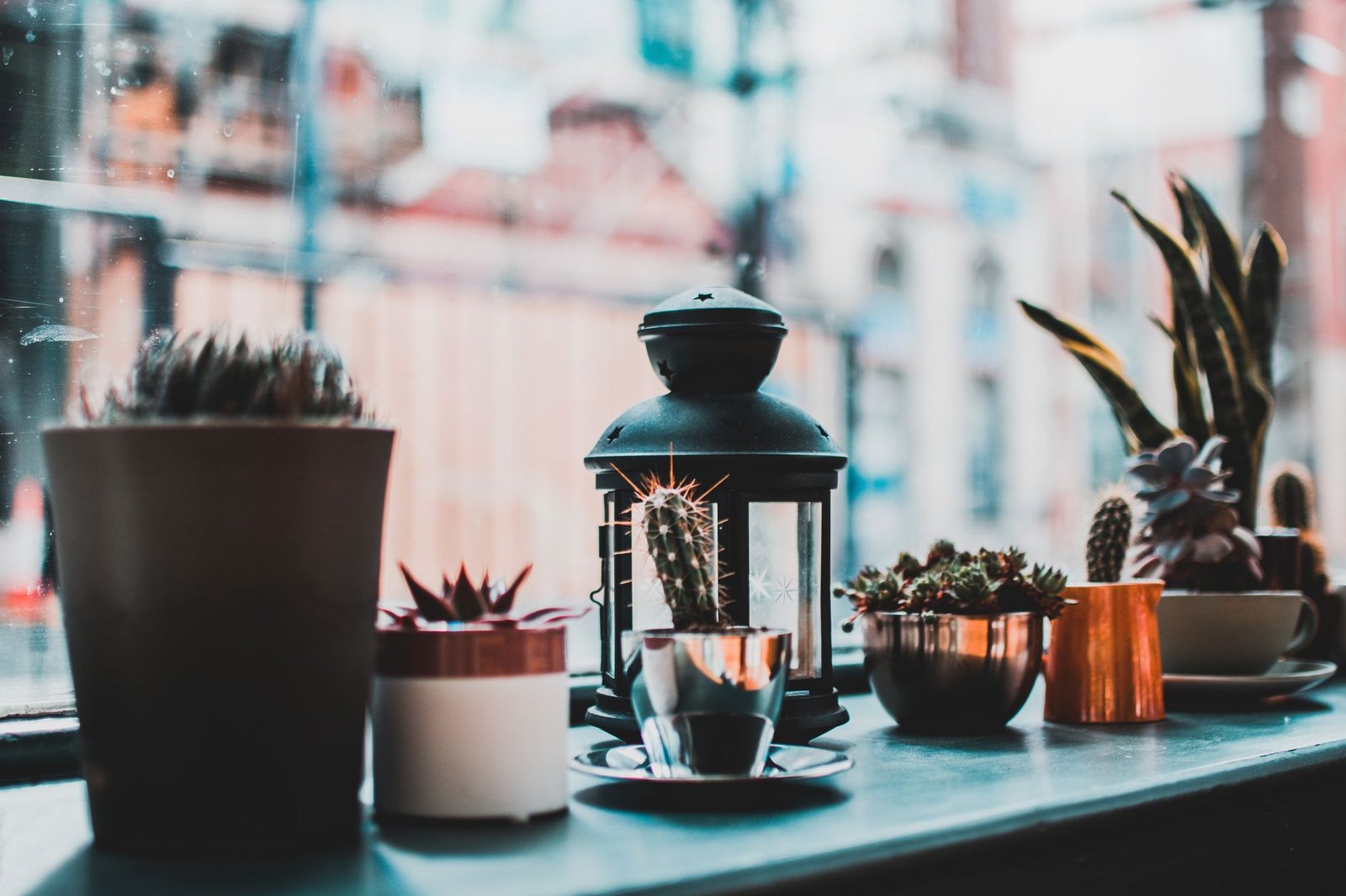Balkon Dekorasyonu: Açık Hava Vitrini Kurmak vintage balkon dekorasyonu için bakır fener ve seramik
