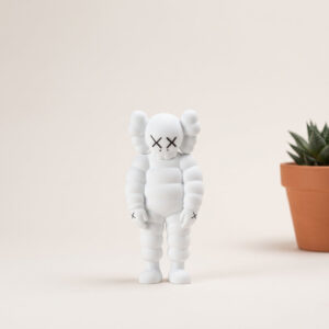 KAWS What Party figür, rafta kitapların yanında, 18 cm el üretimi
