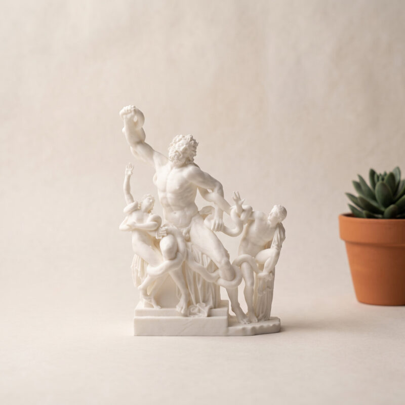 Laocoön heykelcik, yılan ve figür kıvrımlarının yakın çekim detayı