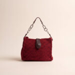 Bordo Örme Crossbody Çanta El dokuma bordo örgü çanta, mat yüzey yakın plan