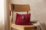 Bordo Örme Crossbody Çanta — kullanımda Bordo örgü çanta omuzda çapraz taşınırken
