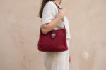 Bordo Örme Crossbody Çanta — kullanımda Bordo örgü çanta, fermuarlı iç cepli gündelik omuz çantası