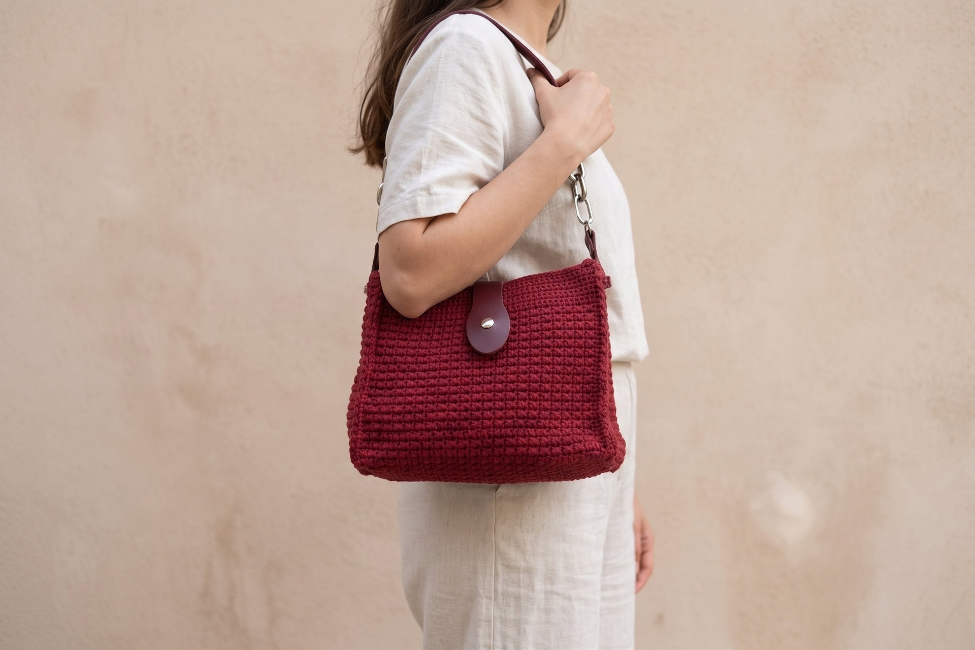 Bordo Örgü Omuz Çantası Bordo Örme Crossbody Çanta — kullanımda