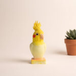 cockatiel-bust-figur-hero Sultan papağanı pla büst bohem bir rafta kitapların yanında