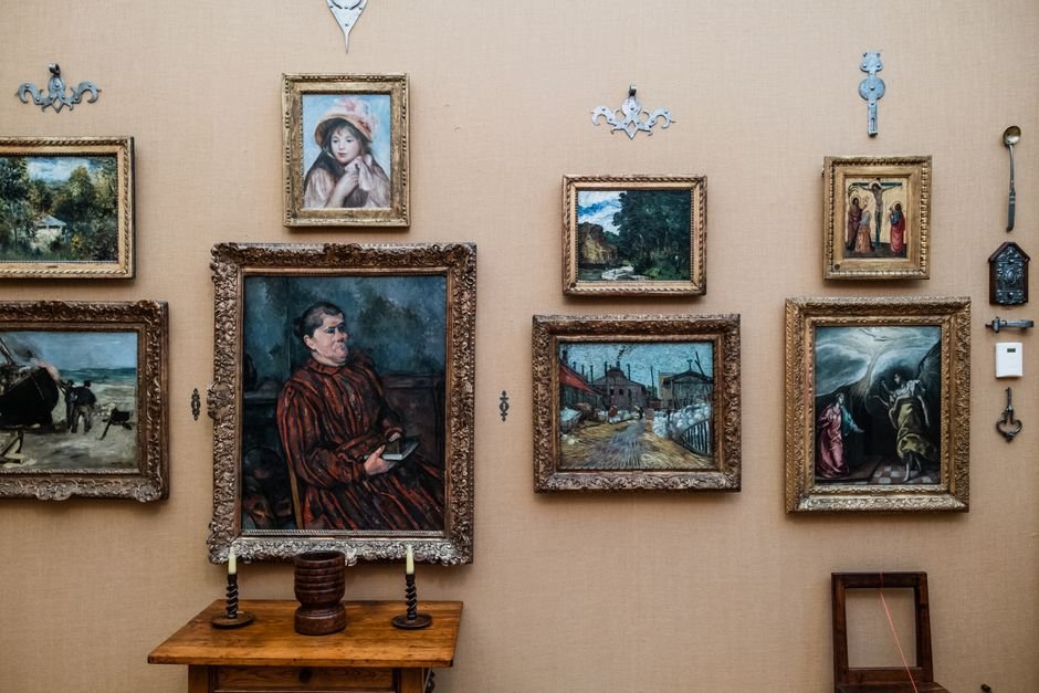 Duvar Sanatı Rehberi: Evinizin Karakterini Belirleyen Parçalar Farklı sanat akımlarını yansıtan çerçeveli tablolarla döşenmiş galeri duvarı
