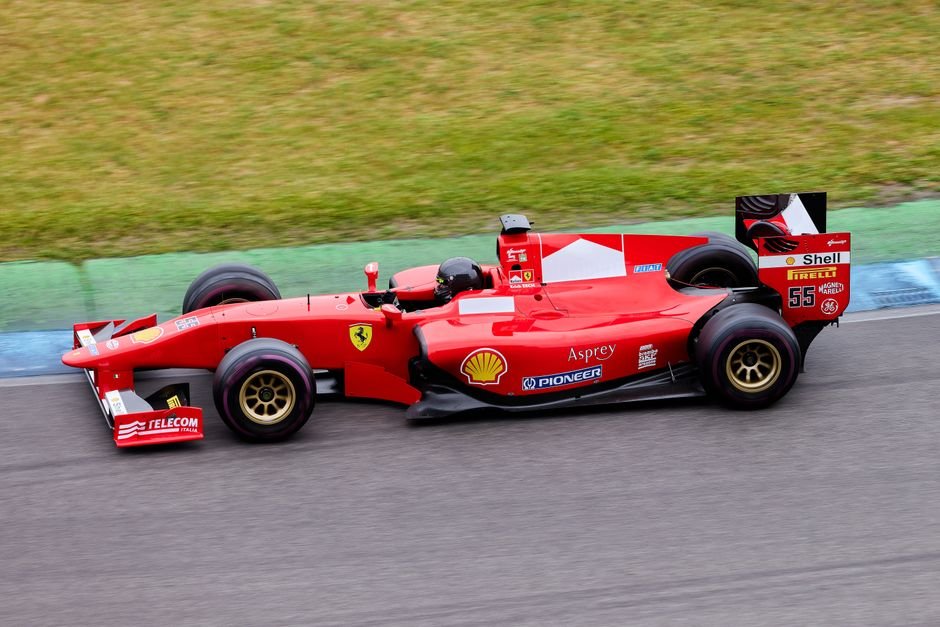 F1 Koleksiyon Hediye Rehberi: Tutkunlar İçin Özel Seçki Vintage F1 yarış bileti ve imzalı fotoğraf gibi koleksiyon parçaları