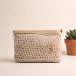 Krem örgü clutch elde taşınırken