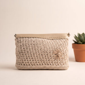 Krem örgü clutch elde taşınırken