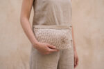 Çiçek desenli krem örgü clutch yakından