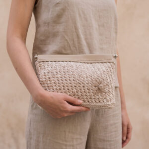 Çiçek desenli krem örgü clutch yakından