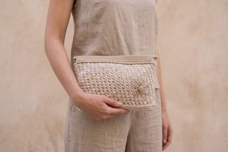 Çiçek desenli krem örgü clutch yakından