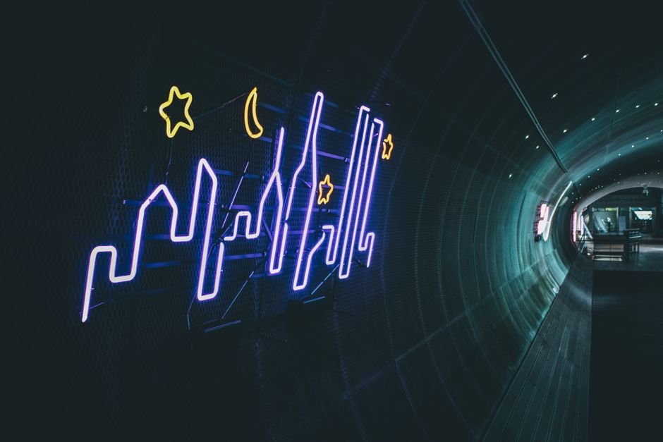 Led Tablo Rehberi: Işıkla Dekore Edilen Duvarlar Soyut ışık sanatı enstalasyonunun duvarda yarattığı parıltı