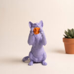 mat-lavanta-sphynx-kedi-figuru-hero El yapımı lavanta kedi figürü çağdaş minimal bir masada