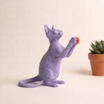mat-lavanta-sphynx-kedi-figuru-hero-4 El yapımı lavanta kedi figürü çağdaş minimal bir masada