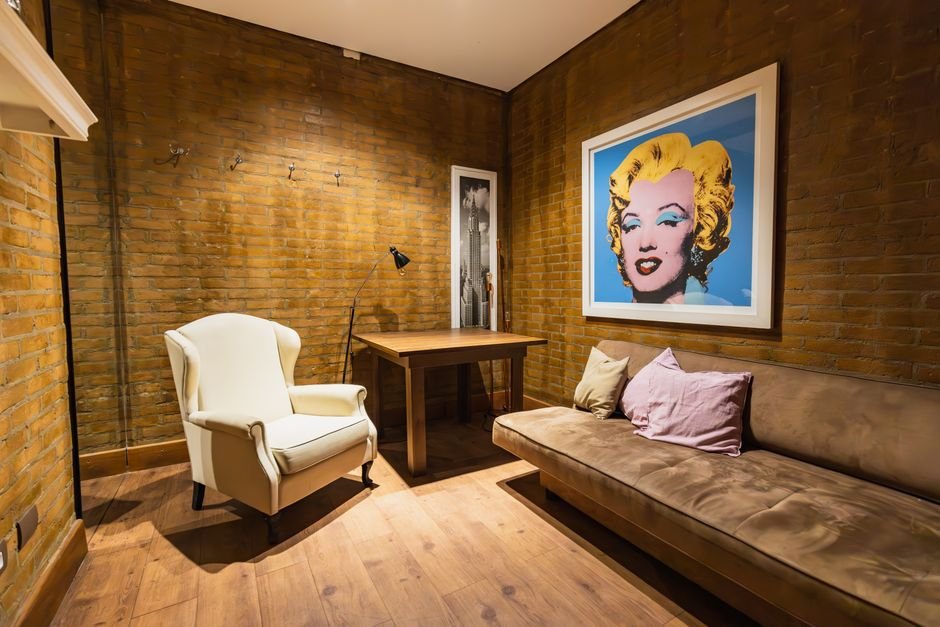 Renkli pop art tabloların asılı olduğu modern oturma odası duvarı — pop art dekorasyon