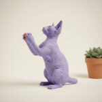 sphynx-cat-hero-2 Mat pastel lavanta kedi figürü, oturan Sphynx heykeli yakından