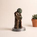 ayakta-yoda-hero-2 Zümrüt yeşili yoda figürü pencere kenarında