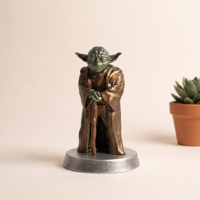 Fiberglass el boyaması yoda figürü yakın çekim