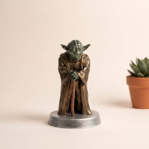 El yapımı ayakta yoda figürü kahve masasında