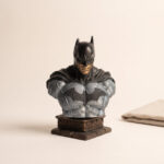 batman-bustu-hero Batman büstü kütüphane rafında, siyah-füme el yapımı figür
