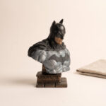 batman-bustu-hero-2 Çalışma masasında Batman büstü, fiberglass polyester heykel