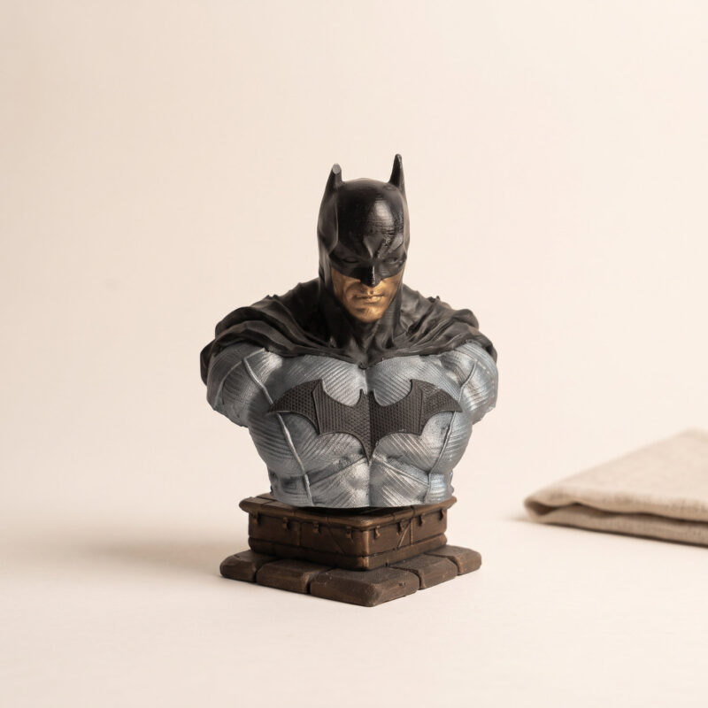 Batman-Bustu-Hero Batman büstü kütüphane rafında, siyah-füme el yapımı figür