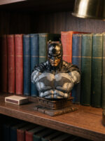 batman-bustu-lifestyle-kutuphane Batman büstü kütüphane rafında, siyah-füme el yapımı figür