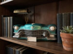 Vintage otomobil pano, mavi-turkuvaz Cadillac ön kısmı dekoru kitaplık rafında