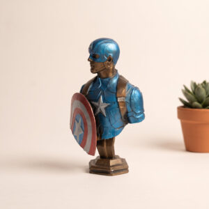 El boyaması Captain America büstü, kalkanı önde