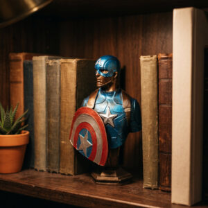 Captain America büstü kitaplık rafında, fiberglass figür