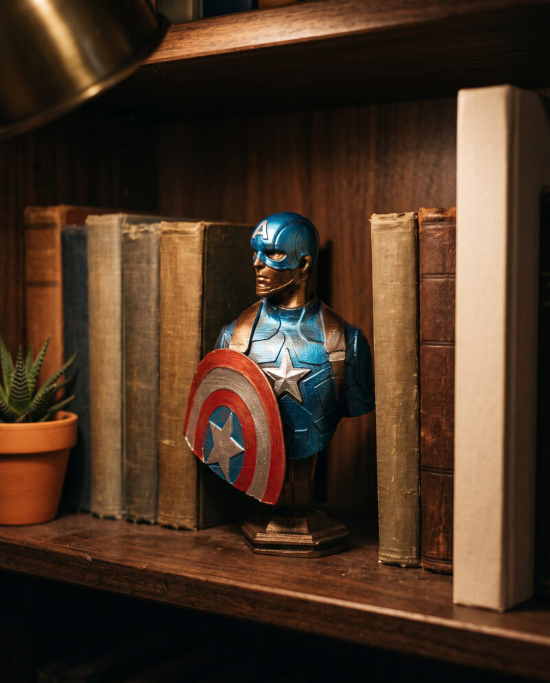 Captain America büstü kitaplık rafında, fiberglass figür