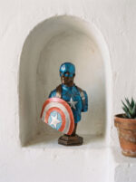 Kalkanı önde duran Captain America büstü, çağdaş yorum