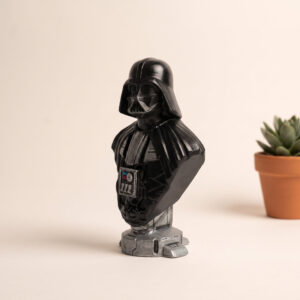 Füme-siyah Darth Vader büstü yakın planda, mat yüzey