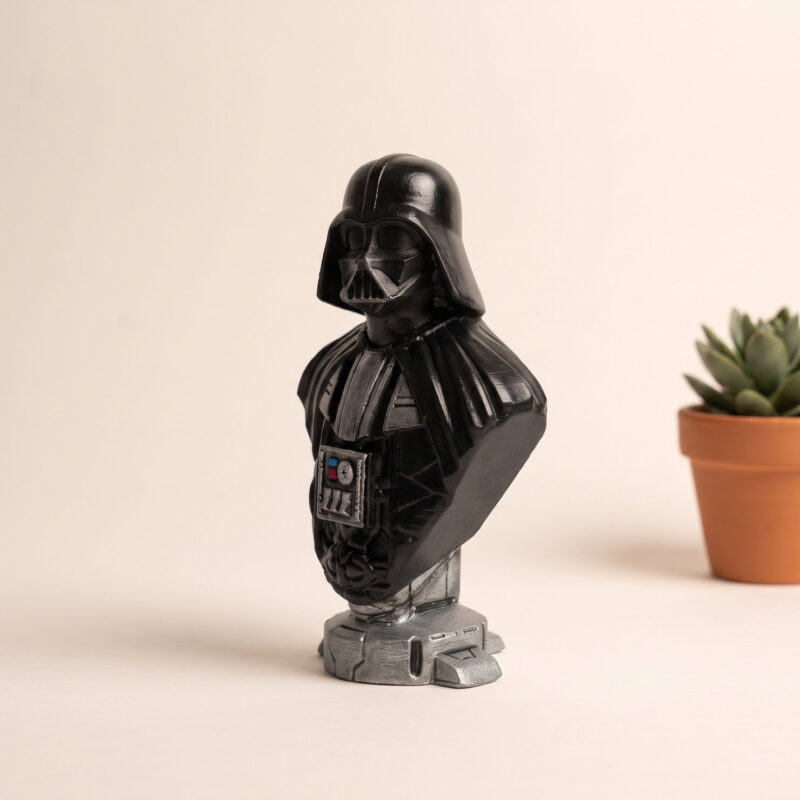 Füme-siyah Darth Vader büstü yakın planda, mat yüzey