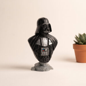 Darth Vader büstü kitaplık rafında, kitap sıralarının önünde