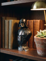 darth-vader-bustu-lifestyle-kutuphane El yapımı Darth Vader büstü konsol köşesinde tek başına