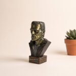 Çalışma masası köşesinde Frankenstein fiberglass büst