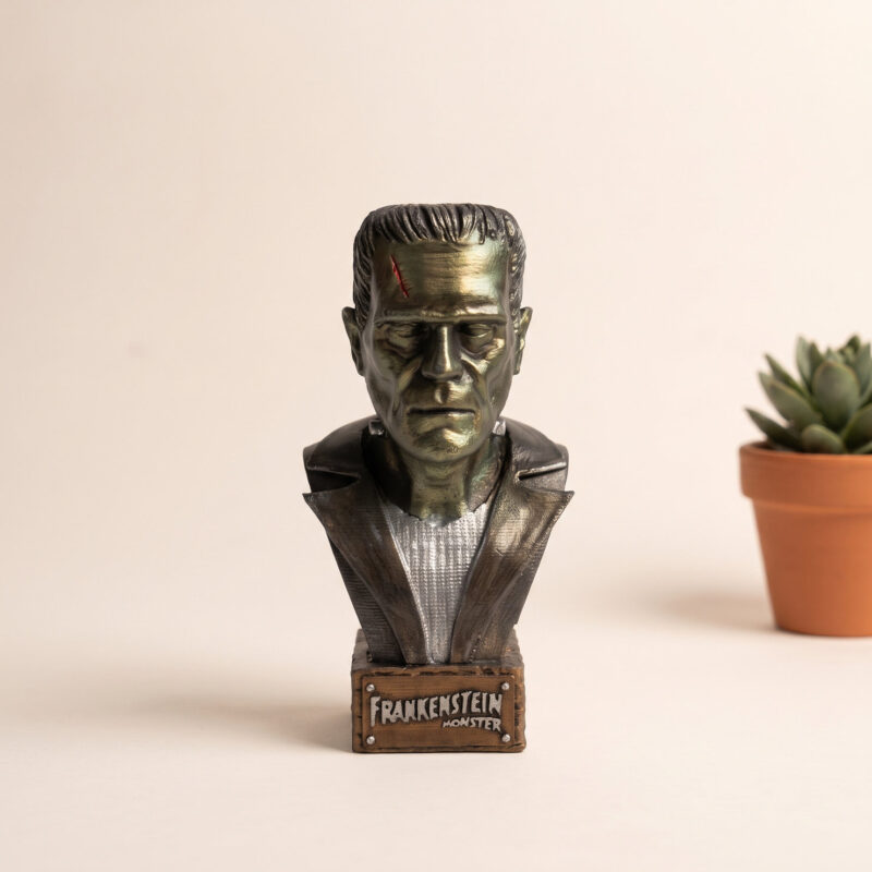 Kitaplık rafında el yapımı fiberglass büst, Frankenstein figürü